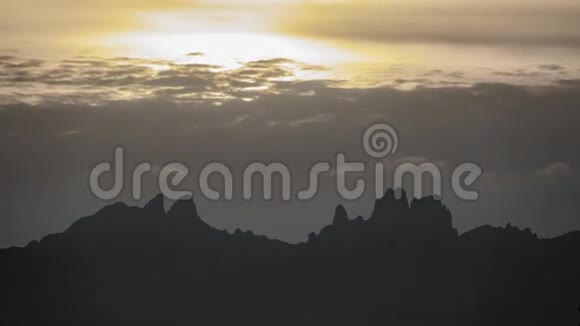 日落于蒙特塞拉特山脉天际线视频的预览图