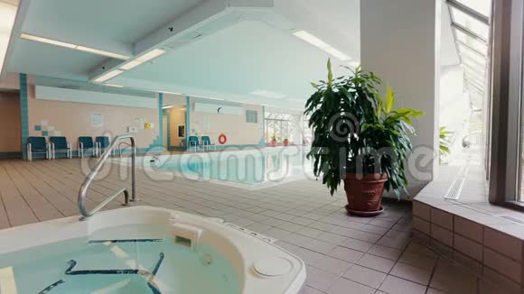 公寓大楼的室内游泳池和按摩浴缸多利射击视频的预览图