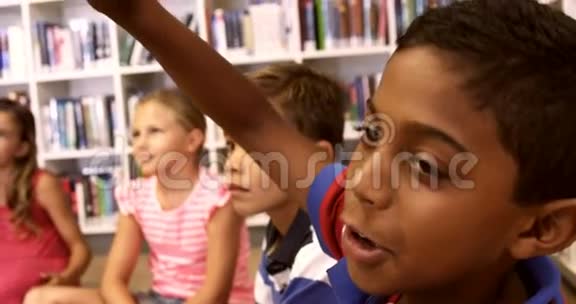 小学生在图书馆举手视频的预览图