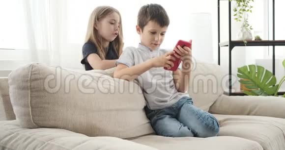 孩子在家玩手机游戏视频的预览图