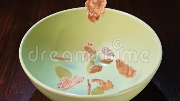 玉米片掉进白色陶瓷碗里视频的预览图