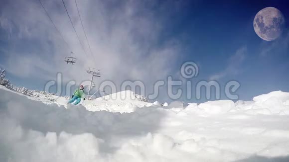 一个滑雪者带着月亮在蓝天上滑下雪坡的有力动态画面第一实时速度vid视频的预览图
