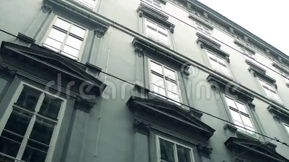 经典建筑窗户低角度稳定射击奥地利维也纳4K录像视频的预览图