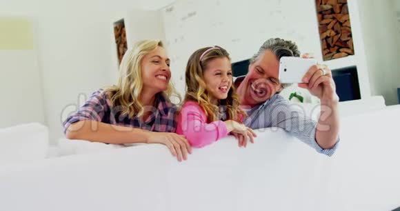 幸福家庭在客厅4k手机自拍视频的预览图