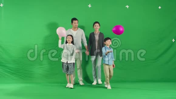 快乐的亚洲家庭一起玩视频的预览图