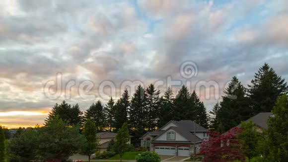 俄勒冈州欢乐谷郊区住宅的日落和云层视频的预览图