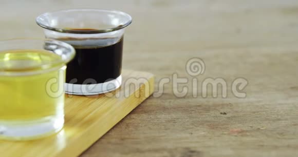 橄榄油酱油和一碗红绿橄榄视频的预览图