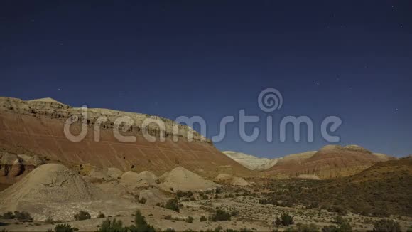 峡谷夜空中的时间推移星星和月亮视频的预览图