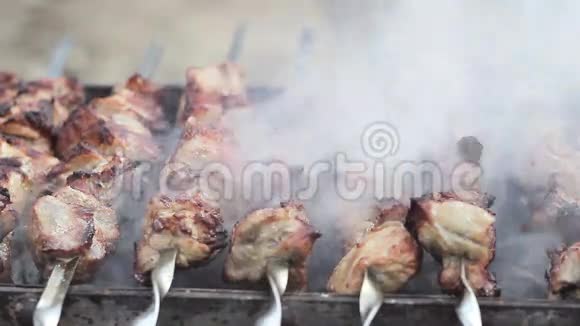 烧烤肉用煤烤视频的预览图