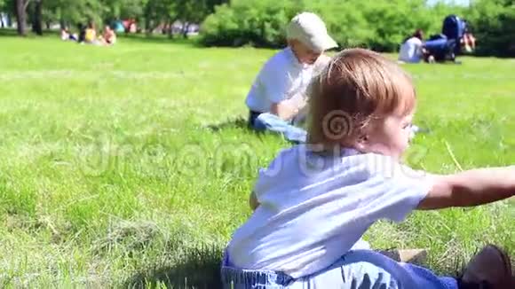 公园内的儿童可饮用瓶装水视频的预览图