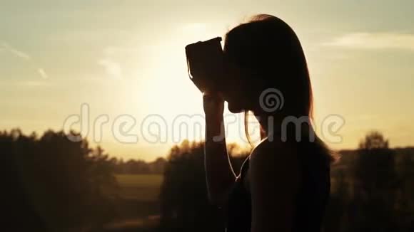 日落时分女人在森林中使用虚拟现实眼镜视频的预览图