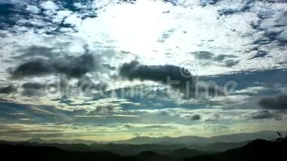 云在高山上移动的时间流逝视频的预览图