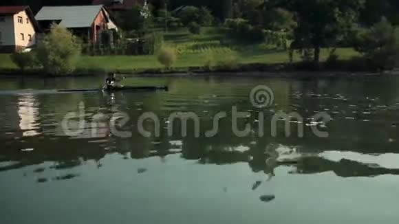 人皮划艇在美丽的自然景观视频的预览图