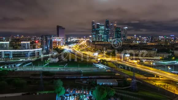 莫斯科国际商务中心莫斯科城的城市交通时间和建筑夜景视频的预览图