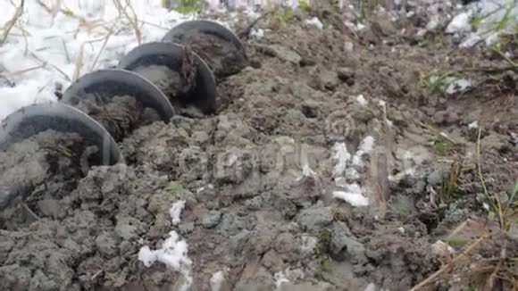 便携式钻机和土壤上的螺旋地质学视频的预览图