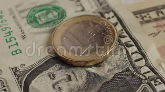 欧元硬币和美元钞票背景视频的预览图