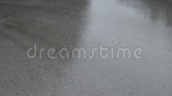 雨天在街上视频的预览图