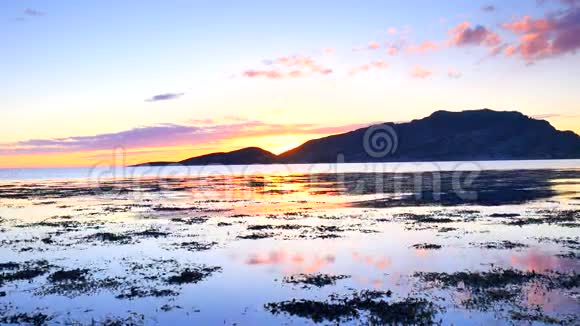 傍晚观赏山海美景日落于北海上空的群山水藻游泳视频的预览图
