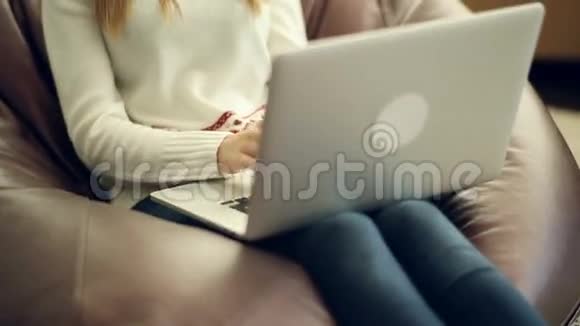 圣诞前夜年轻女子在笔记本电脑上给圣诞老人写信视频的预览图