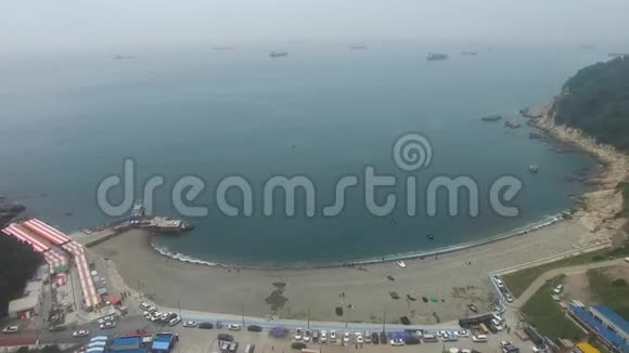 韩国釜山永都太荣大甘集海滩的鸟瞰图视频的预览图