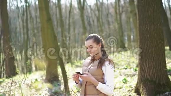 小女孩在森林里打电话4k视频的预览图