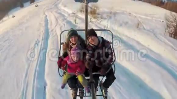 滑雪者一家坐上滑雪缆车自拍视频的预览图