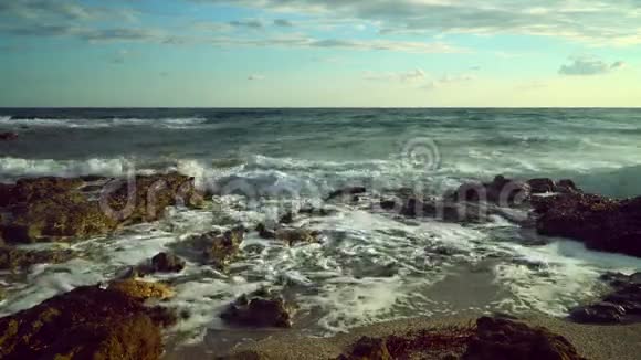 海浪喷岸视频的预览图