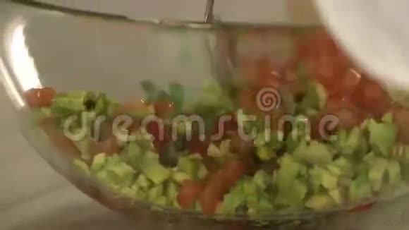 烹饪食物厨师混合沙拉的观点视频的预览图
