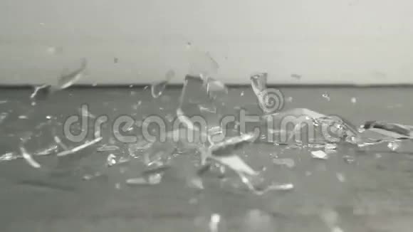 玻璃在混凝土上坠落和破碎视频的预览图