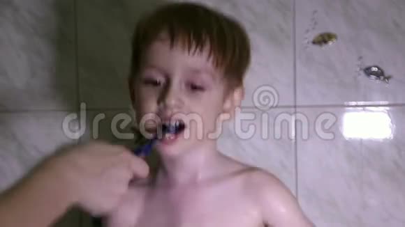 小男孩刷牙妈妈帮他视频的预览图