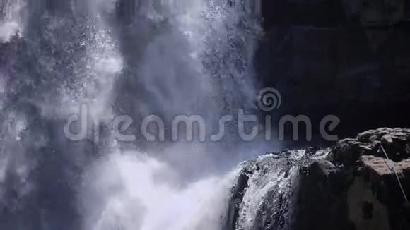 巴厘岛布莱曼顿瀑布活美好神奇真实瀑布是一股无穷无尽的生命之流视频的预览图
