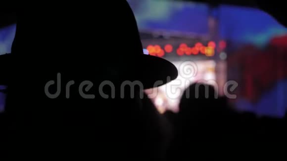 戴帽子的老头音乐会上的人群夏季音乐节参加音乐会的人群人们的剪影视频的预览图