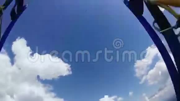 跳伞女孩打开降落伞在天空之上绿色的田野树木景观极端极端视频的预览图