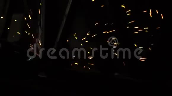 在黑暗中焊接产生明亮的火花焊接漂亮的焊接镜头穿特殊西装的人焊接铁梁视频的预览图