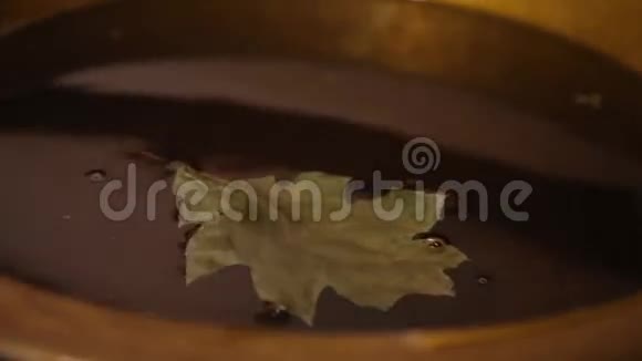 枫叶漂浮在水桶里视频的预览图