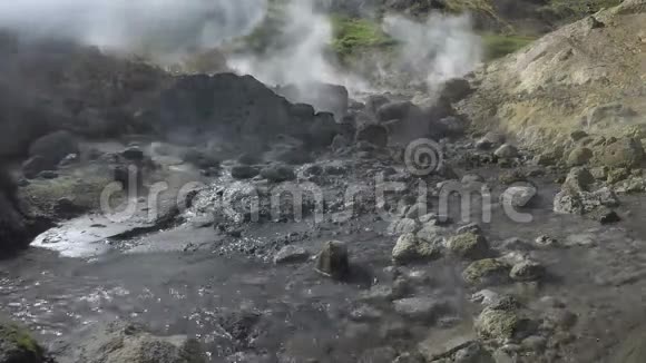 火山温泉有热水的气体蒸汽和水流视频的预览图