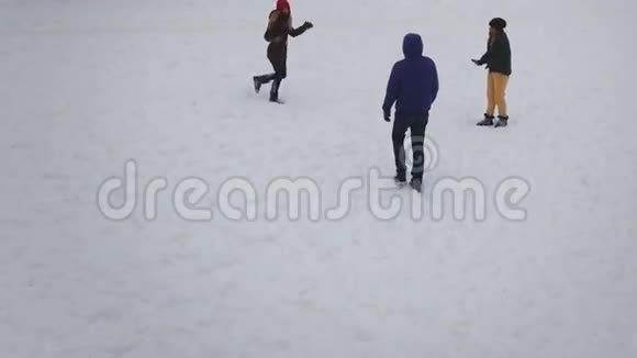 有趣的朋友在一个明亮的冬天在雪地里玩耍慢动作空中射击视频的预览图