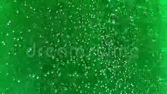 绿色背景下的水的宏观泡沫视频的预览图