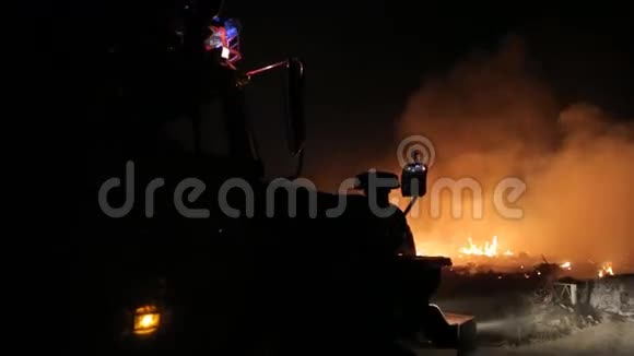 救援队驾驶消防车灭火视频的预览图