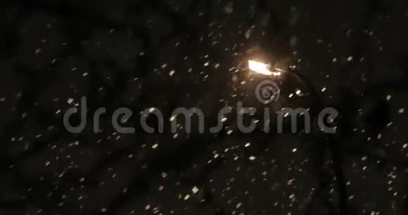 恶劣的天气雨和湿雪反射夜灯夜里在城里下雪视频的预览图