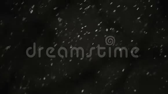 恶劣的天气雨和湿雪反射夜灯夜里在城里下雪视频的预览图