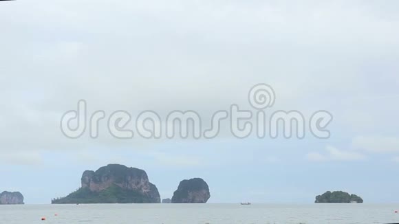 海滩附近和游艇附近有岩石的岛屿视频的预览图