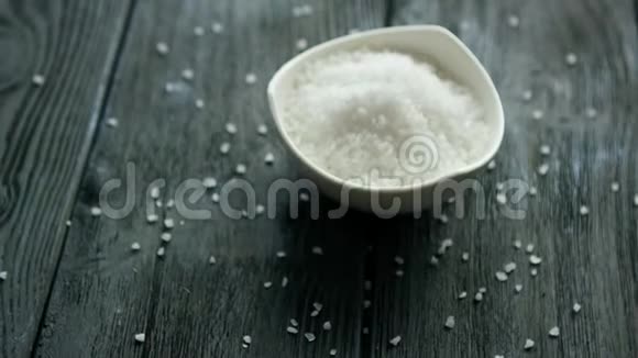 在桌子上的碗里放盐视频的预览图