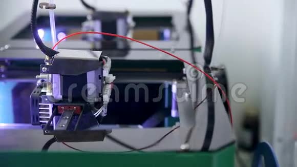3D塑料打印机3D打印现代实验室工作期间的三维打印机视频的预览图