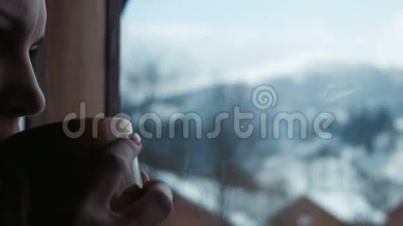 女人喝茶把心引到窗户上视频的预览图