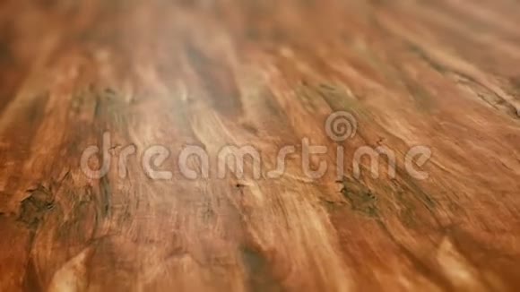 在一个现代化的木地板上翻动平底锅视频的预览图