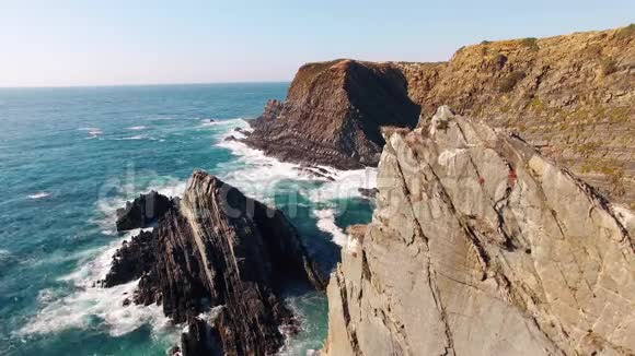 海洋鸟瞰风景如画的悬崖峭壁上的鹳雀楼视频的预览图