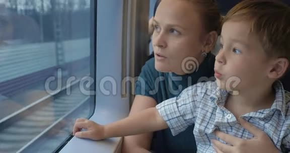他喜欢和妈妈坐火车旅行视频的预览图