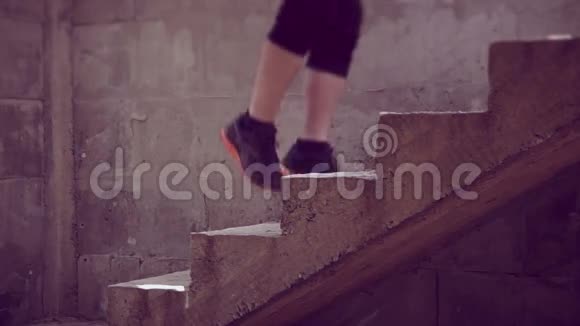 在混凝土楼梯上慢跑的人视频的预览图
