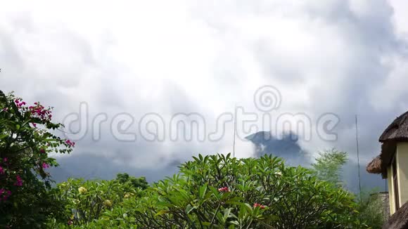 印度尼西亚巴厘岛云层在山上移动热带花园时间流逝视频的预览图